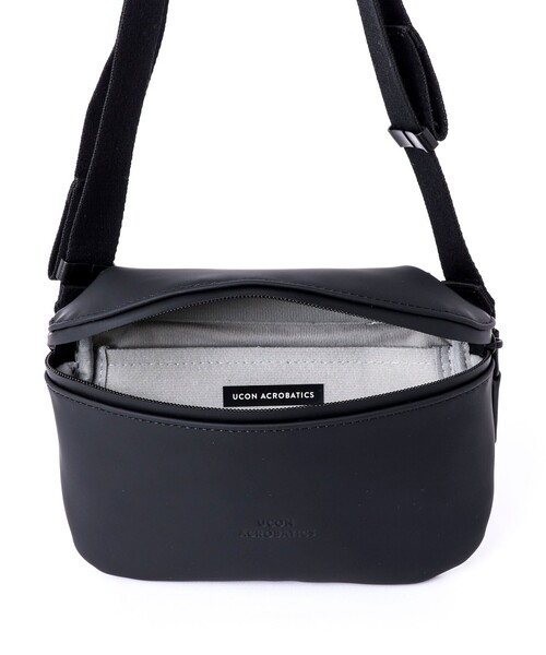 UCON ACROBATICS(ユーコンアクロバティックス)の「【UCON ACROBATICS/ユーコン・アクロバティックス】Jona Medium Bag(ショルダーバッグ・メンズ・ブラック/グレイッシュベージュ・FREE)」の12枚目の写真