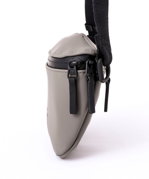 UCON ACROBATICS(ユーコンアクロバティックス)の「【UCON ACROBATICS/ユーコン・アクロバティックス】Jona Medium Bag(ショルダーバッグ・メンズ・ブラック/グレイッシュベージュ・FREE)」の4枚目の写真