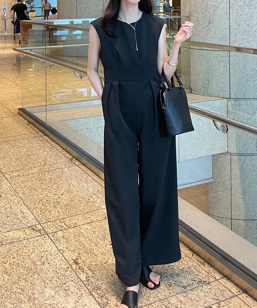 JUNOAH（ジュノア）の「ジップアップウエストタックサロペット（サロペット/オーバーオール・レディース・ブラウン/ライトベージュ/ブラック・X-LARGE/MEDIUM/LARGE）」の2枚目の写真