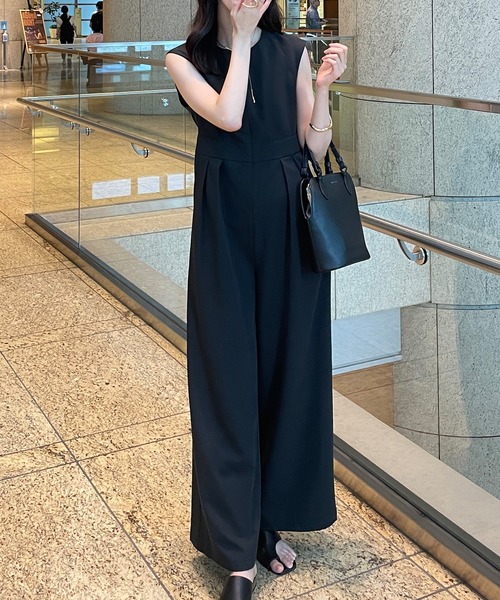 JUNOAH（ジュノア）の「ジップアップウエストタックサロペット（サロペット/オーバーオール・レディース・ブラウン/ライトベージュ/ブラック・X-LARGE/MEDIUM/LARGE）」の4枚目の写真