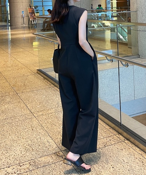 JUNOAH（ジュノア）の「ジップアップウエストタックサロペット（サロペット/オーバーオール・レディース・ブラウン/ライトベージュ/ブラック・X-LARGE/MEDIUM/LARGE）」の6枚目の写真