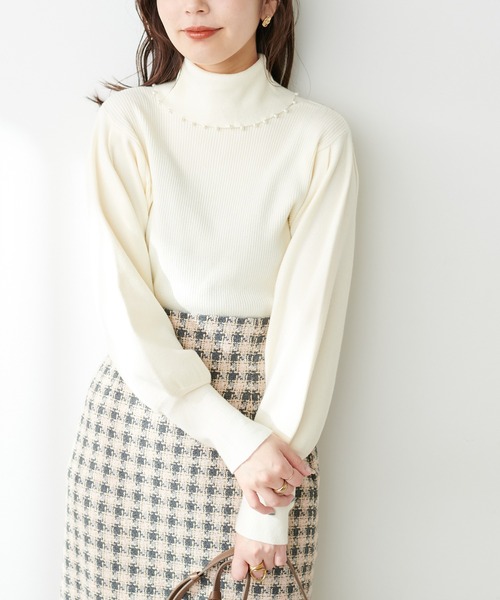 natural couture(ナチュラルクチュール)の「WEB限定/osono衿にもなる2WAYパールタートル(ニット/セーター・レディース・オフホワイト/ブラック/サックスブルー/モカ・FREE)」の6枚目の写真