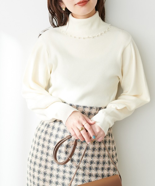 natural couture(ナチュラルクチュール)の「WEB限定/osono衿にもなる2WAYパールタートル(ニット/セーター・レディース・オフホワイト/ブラック/サックスブルー/モカ・FREE)」の5枚目の写真