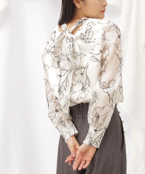 JILL by JILL STUART(ジルバイジルスチュアート)の「◇2wayボウタイフラワーフロッキーブラウス(シャツ/ブラウス・レディース・ブラック/ホワイト系その他・FREE)」の2枚目の写真