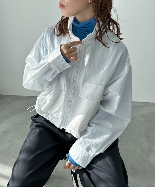 feepur(フェピュール)の「ナイロンクロップドトラックジャケット(ナイロンジャケット・レディース・オフホワイト/ブラック・MEDIUM)」の11枚目の写真