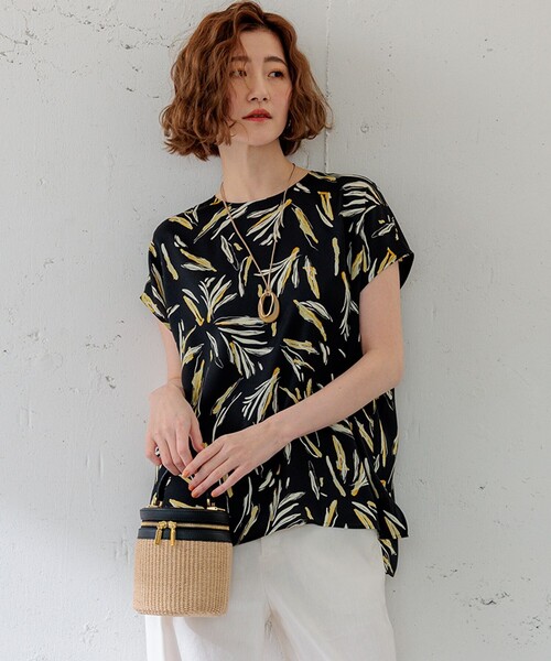 23区(ニジュウサンク)の「【洗える】スリークボタニカルプリント ブラウス(シャツ/ブラウス・レディース・アイボリー系5/ブラック系5・44/46)」の2枚目の写真