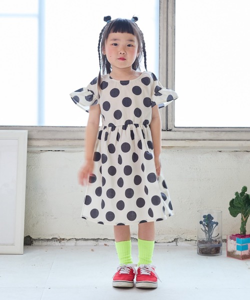 LSP WOW（エルエスピーワオ）の「【LSP WOW!】ガールズ総柄ワンピース（80～130cm）（ワンピース・キッズ・ブラック系2/ブルー/イエロー/ブラック系1/ホワイト系2/ホワイト系1/ブラック系3/グリーン・80/90/100/110/120/130）」の2枚目の写真