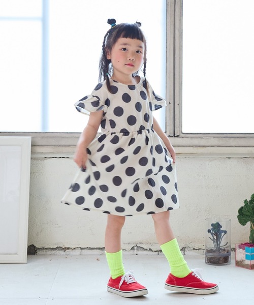 LSP WOW（エルエスピーワオ）の「【LSP WOW!】ガールズ総柄ワンピース（80～130cm）（ワンピース・キッズ・ブラック系2/ブルー/イエロー/ブラック系1/ホワイト系2/ホワイト系1/ブラック系3/グリーン・80/90/100/110/120/130）」の13枚目の写真