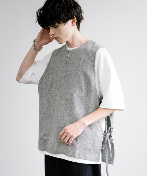 Audience(オーディエンス)の「Upscape Audience アップスケープオーディエンス 日本製 国産 Naturemier ナチュレミア TECH リネンライク メランジクロス キーネックサイドオープンベスト AUD7265(ベスト・メンズ・ブラック/グレー/モカ・L/M)」の3枚目の写真