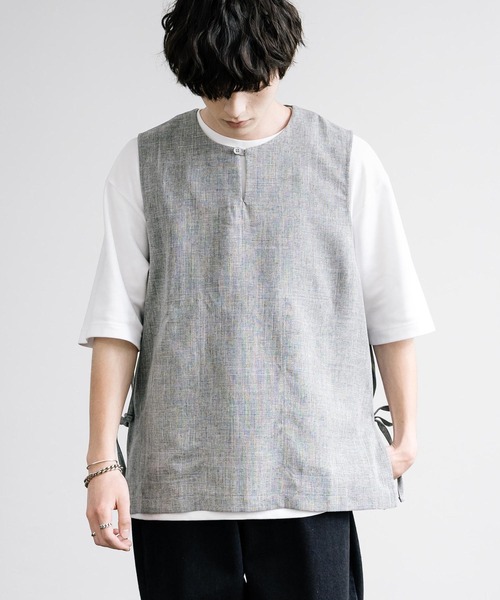 Audience(オーディエンス)の「Upscape Audience アップスケープオーディエンス 日本製 国産 Naturemier ナチュレミア TECH リネンライク メランジクロス キーネックサイドオープンベスト AUD7265(ベスト・メンズ・ブラック/グレー/モカ・L/M)」の8枚目の写真