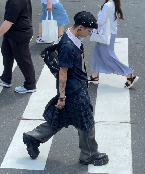 XU（エックスユー）の「ストリートファッション XU エックスユー damage polo t-shirts ダメージ ウォッシングポロシャツ 半袖ポロシャツ カレッジポロシャツ 刺しゅうロゴトップス 半袖トップス オーバーサイズ 韓国ファッション 韓国ストリート（ポロシャツ・メンズ・ブラック/ネイビー/ベージュ・ONE SIZE）」の20枚目の写真