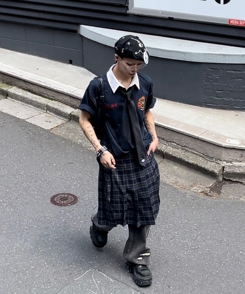 XU（エックスユー）の「ストリートファッション XU エックスユー damage polo t-shirts ダメージ ウォッシングポロシャツ 半袖ポロシャツ カレッジポロシャツ 刺しゅうロゴトップス 半袖トップス オーバーサイズ 韓国ファッション 韓国ストリート（ポロシャツ・メンズ・ブラック/ネイビー/ベージュ・ONE SIZE）」の18枚目の写真