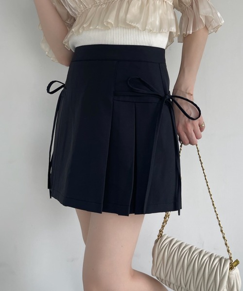 Ada.（エイダ）の「リボン デザイン プリーツ (インナーパンツ付き)（スカート・レディース・ブラック/グレー/ブラウン/ベージュ/ネイビー・M/MT/S）」の2枚目の写真