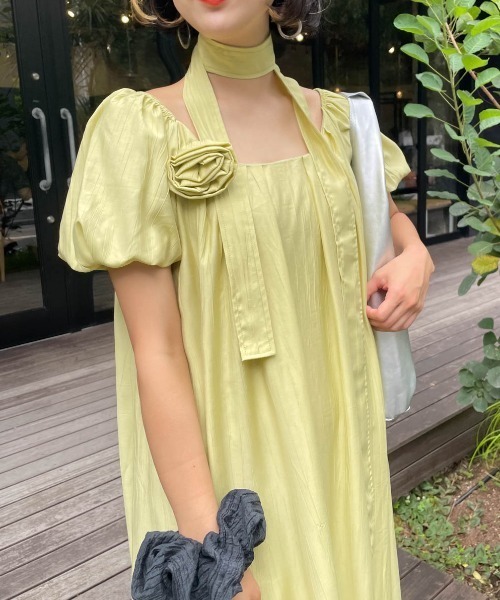 ENIM BY VICKY(エニムバイビッキー)の「ローズコサージュ付きスクエアネックギャザーワンピース《洗濯機で洗える》(ワンピース・レディース・レッド/グリーン・M)」の8枚目の写真