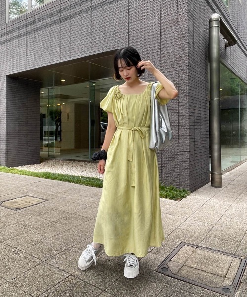 ENIM BY VICKY(エニムバイビッキー)の「ローズコサージュ付きスクエアネックギャザーワンピース《洗濯機で洗える》(ワンピース・レディース・レッド/グリーン・M)」の6枚目の写真