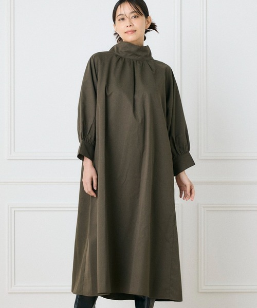 INED CLARO（イネドクラロ）の「2WAYギャザーネックワンピース（ワンピース・レディース・チャコールグレー/ベージュ・フリー）」の2枚目の写真