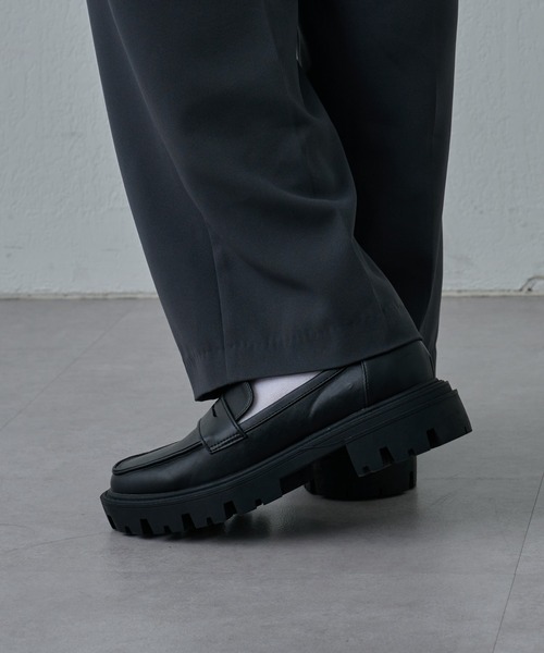 COLONY 2139（コロニートゥーワンスリーナイン）の「コインローファー（ローファー・メンズ・ブラック・SMALL/MEDIUM）」の4枚目の写真