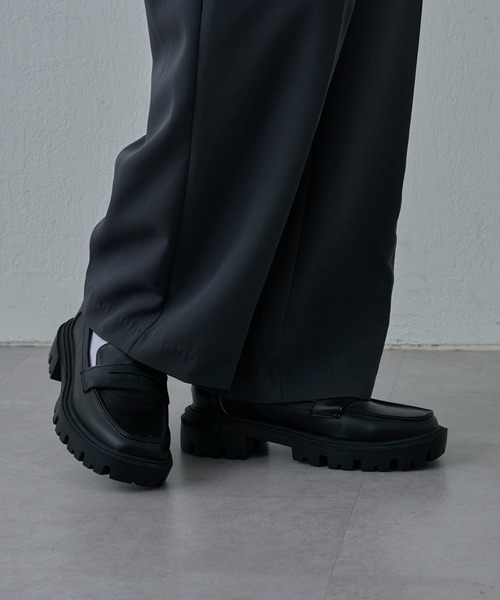 COLONY 2139（コロニートゥーワンスリーナイン）の「コインローファー（ローファー・メンズ・ブラック・SMALL/MEDIUM）」の2枚目の写真