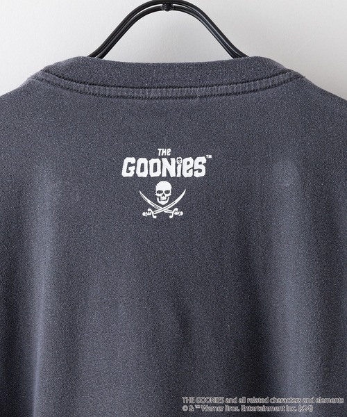 UNIIT(ユニット)の「【The Goonies/グーニーズ】パウダーブリーチ加工 ビッグシルエットロンT ドロップショルダー オーバーサイズ ヴィンテージ加工(Tシャツ/カットソー・メンズ・グリーン/ブルー/チャコールグレー・LARGE/MEDIUM)」の4枚目の写真