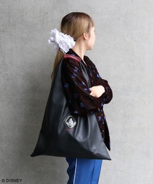 Disney（ディズニー）の「ディズニー ヴィランズ / メタルフレームトライアングルトートバッグ（トートバッグ）」