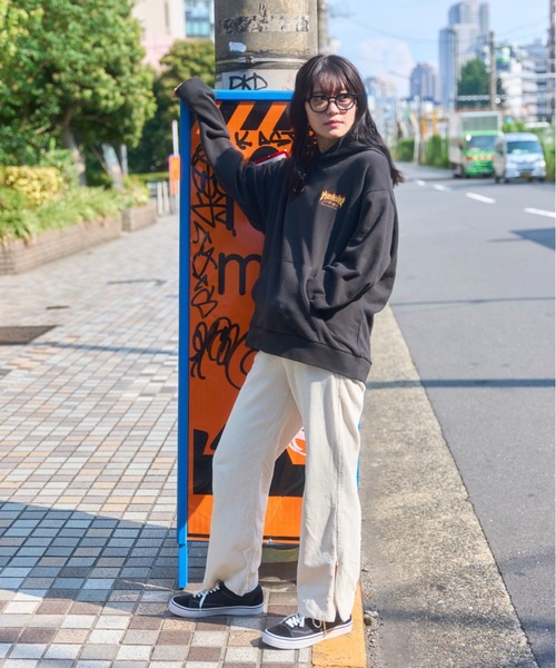 Manhattan Portage（マンハッタンポーテージ）の「Sweat Parka THRASHER（パーカー・メンズ・ブラック/ライトグレー・LARGE/MEDIUM/SMALL/X-LARGE）」の3枚目の写真