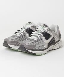 NIKE（ナイキ）の「NIKE WMNS ZOOM VOMERO 5 FB8825-001