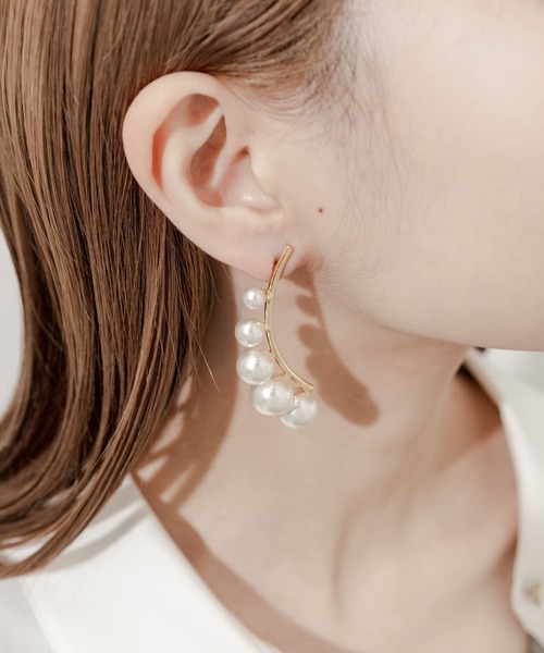 SMELLY(スメリー)の「ランダムパールメタルカーブピアス(ピアス(両耳用)・レディース・ゴールド系その他・-)」の2枚目の写真