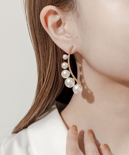 SMELLY(スメリー)の「ランダムパールメタルカーブピアス(ピアス(両耳用)・レディース・ゴールド系その他・-)」の3枚目の写真