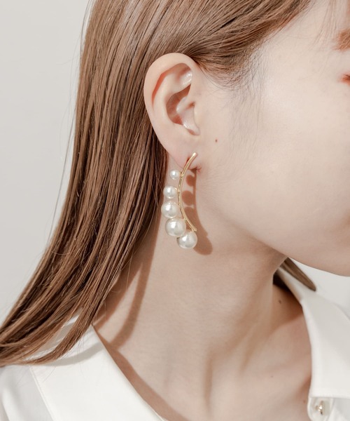 SMELLY(スメリー)の「ランダムパールメタルカーブピアス(ピアス(両耳用)・レディース・ゴールド系その他・-)」の4枚目の写真