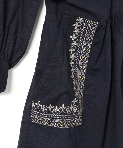 navasana(ナバアサナ)の「navasanaスラブCクロス刺繍ワンピース/712-NOB-N161-OP002(ワンピース・レディース・オフホワイト/ネイビー・FREE)」の20枚目の写真