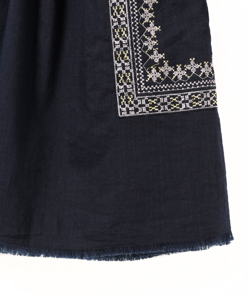 navasana(ナバアサナ)の「navasanaスラブCクロス刺繍ワンピース/712-NOB-N161-OP002(ワンピース・レディース・オフホワイト/ネイビー・FREE)」の10枚目の写真