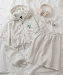 make a ray!（メイク ア レイ！）の「【85】【裏起毛であったかセットアップ】上下セット クロップド丈 ジップパーカー & ミニ丈スウェットスカート ハートロゴ刺繍 /上下セットアップ（セットアップ）」