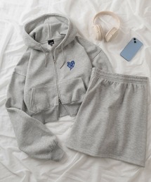 make a ray!（メイク ア レイ！）の「【85】【裏起毛であったかセットアップ】上下セット クロップド丈 ジップパーカー & ミニ丈スウェットスカート ハートロゴ刺繍 /上下セットアップ（セットアップ）」