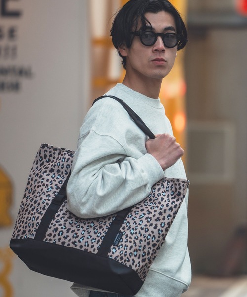 KiU(キウ)の「キウ 600D A4対応デイリートートバッグ(21.5L)(トートバッグ・レディース・アニマル/ベージュ系その他/レオパード/ブルー系その他/ブラック/タイガーカモ/ブラック系その他/ネイビー系/ダークグリーン系・FREE)」の9枚目の写真