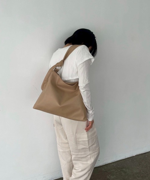 EFOLE(エフォル)の「【大容量/PC・A4収納】スムース リング ワンショルダー(ショルダーバッグ・レディース・ベージュ/ブラック・FREE)」の16枚目の写真