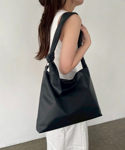EFOLE(エフォル)の「【大容量/PC・A4収納】スムース リング ワンショルダー(ショルダーバッグ・レディース・ベージュ/ブラック・FREE)」の13枚目の写真