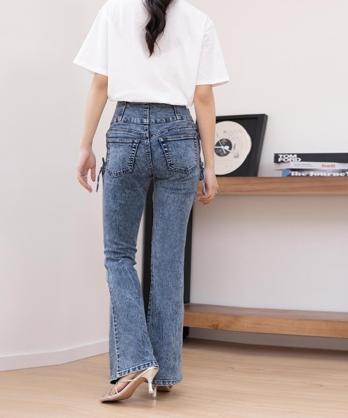 Doux Belle(ドゥーベル)の「3つボタンフレアデニムパンツ(デニムパンツ・レディース・グレー/ブルー/ブラック・MEDIUM)」の21枚目の写真