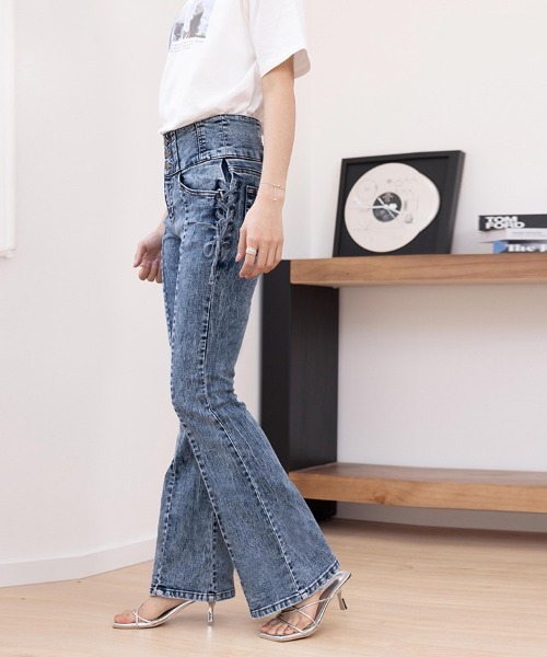 Doux Belle(ドゥーベル)の「3つボタンフレアデニムパンツ(デニムパンツ・レディース・グレー/ブルー/ブラック・MEDIUM)」の20枚目の写真