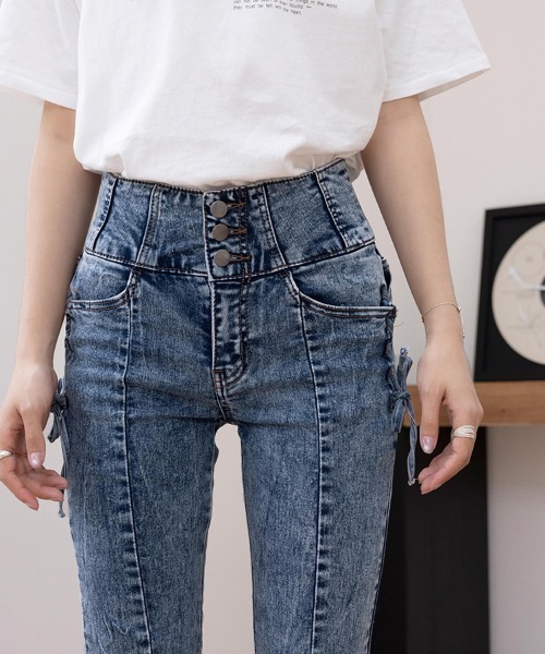 Doux Belle(ドゥーベル)の「3つボタンフレアデニムパンツ(デニムパンツ・レディース・グレー/ブルー/ブラック・MEDIUM)」の7枚目の写真