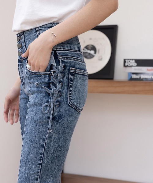 Doux Belle(ドゥーベル)の「3つボタンフレアデニムパンツ(デニムパンツ・レディース・グレー/ブルー/ブラック・MEDIUM)」の5枚目の写真