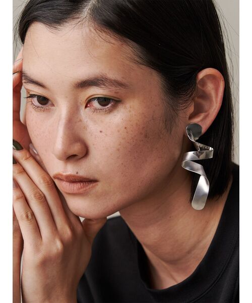 UN3D.（アンスリード）の「MELT WAVE EARRING / メルトウェーブイヤリング（イヤリング・レディース・シルバー/ブルー/ホワイト/カーキ/ゴールド・FREE）」の4枚目の写真