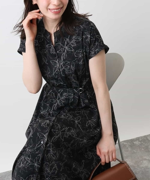 OFUON le MK(オフオンルエムケー)の「ラインフラワープリントワンピース/洗える/WEB限定サイズあり(ワンピース・レディース・ブラック/ブラウン・36/38/40)」の2枚目の写真