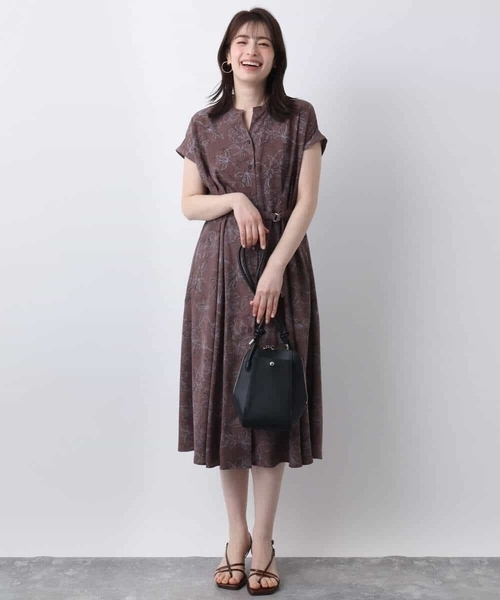 OFUON le MK(オフオンルエムケー)の「ラインフラワープリントワンピース/洗える/WEB限定サイズあり(ワンピース・レディース・ブラック/ブラウン・36/38/40)」の7枚目の写真