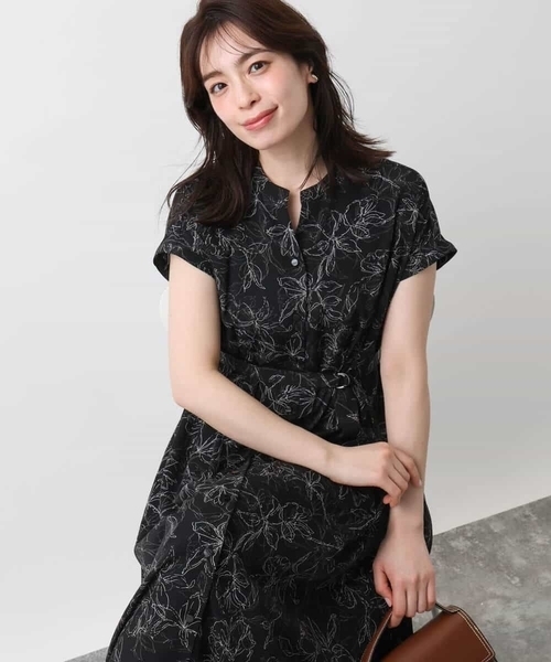 OFUON le MK(オフオンルエムケー)の「ラインフラワープリントワンピース/洗える/WEB限定サイズあり(ワンピース・レディース・ブラック/ブラウン・36/38/40)」の6枚目の写真