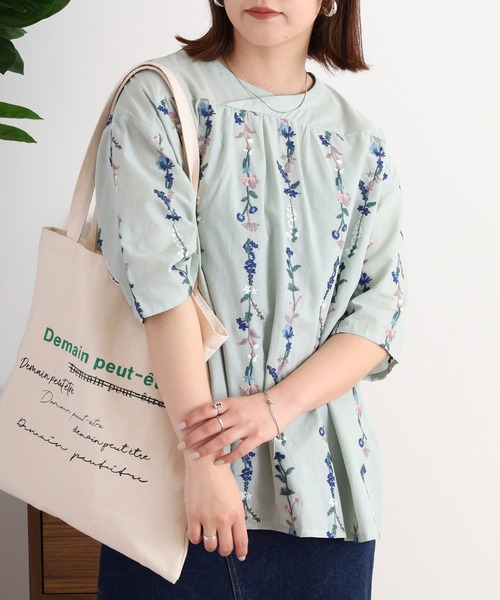Emago(イマゴ)の「EMAGO 花ストライプ総柄刺繍ブラウス(シャツ/ブラウス・レディース・オリーブ/ブラック/アイボリー・FREE)」の1枚目の写真