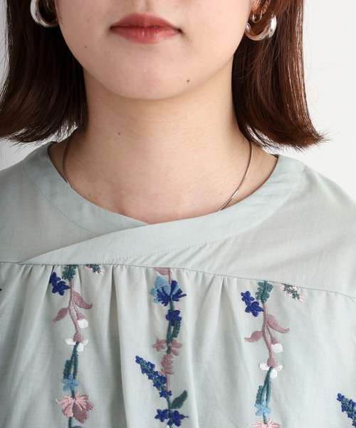 Emago(イマゴ)の「EMAGO 花ストライプ総柄刺繍ブラウス(シャツ/ブラウス・レディース・オリーブ/ブラック/アイボリー・FREE)」の19枚目の写真