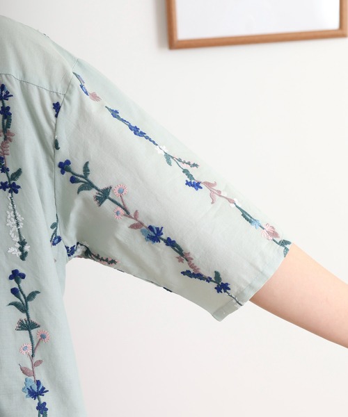 Emago(イマゴ)の「EMAGO 花ストライプ総柄刺繍ブラウス(シャツ/ブラウス・レディース・オリーブ/ブラック/アイボリー・FREE)」の20枚目の写真