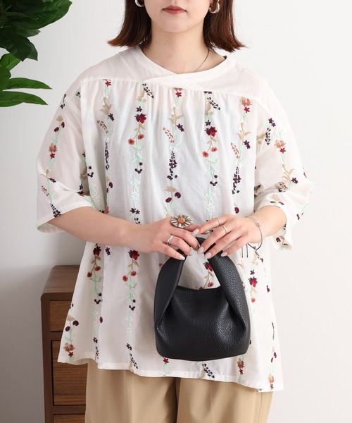 Emago(イマゴ)の「EMAGO 花ストライプ総柄刺繍ブラウス(シャツ/ブラウス・レディース・オリーブ/ブラック/アイボリー・FREE)」の10枚目の写真