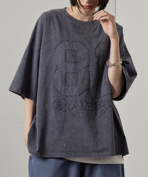 Alfred Alex（アルフレッドアレックス）の「【Alfred Alex】ピグメントナンバリングロゴパッチ半袖Tシャツ（Tシャツ/カットソー・メンズ・グレイッシュブルー/ブラック/ワイン・M/L）」の2枚目の写真