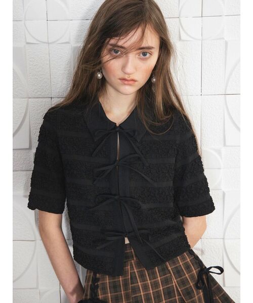 CALNAMUR（カルナムール）の「シャツカラーギャザーリボンカットソー（シャツ/ブラウス・レディース・ブラック/ホワイト・FREE）」の3枚目の写真
